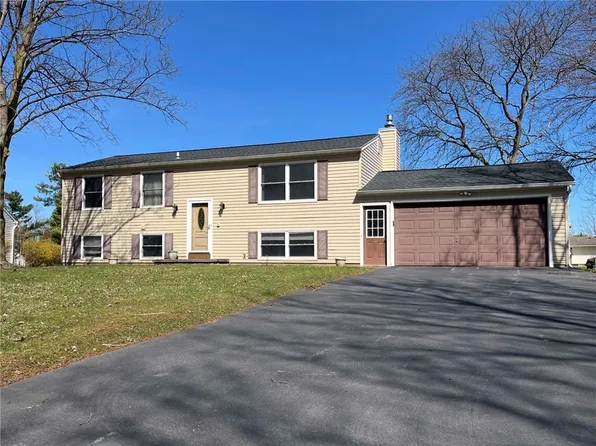 8 Rolling Meadow Dr N, Hilton, NY 14468