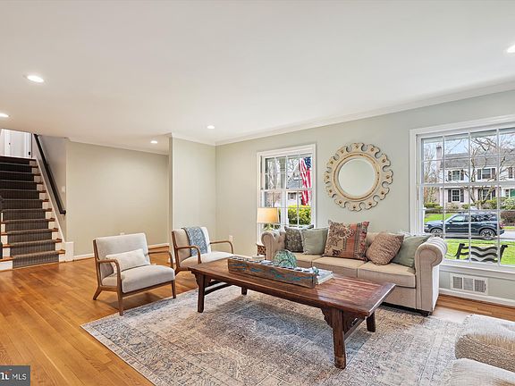 5th image of 924 Priscilla Ln