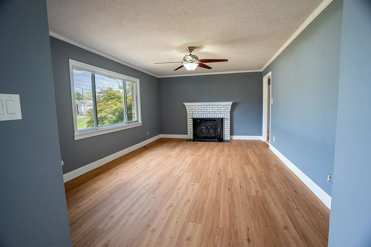 3 bed, 2.0 bath, 1326 sqft, $2,000 — Photo 3