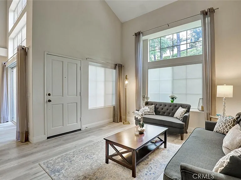 6 Nightingale Dr — Photo 5
