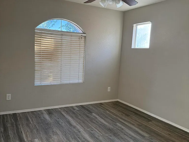 1410 E Mobile Ln — Photo 3