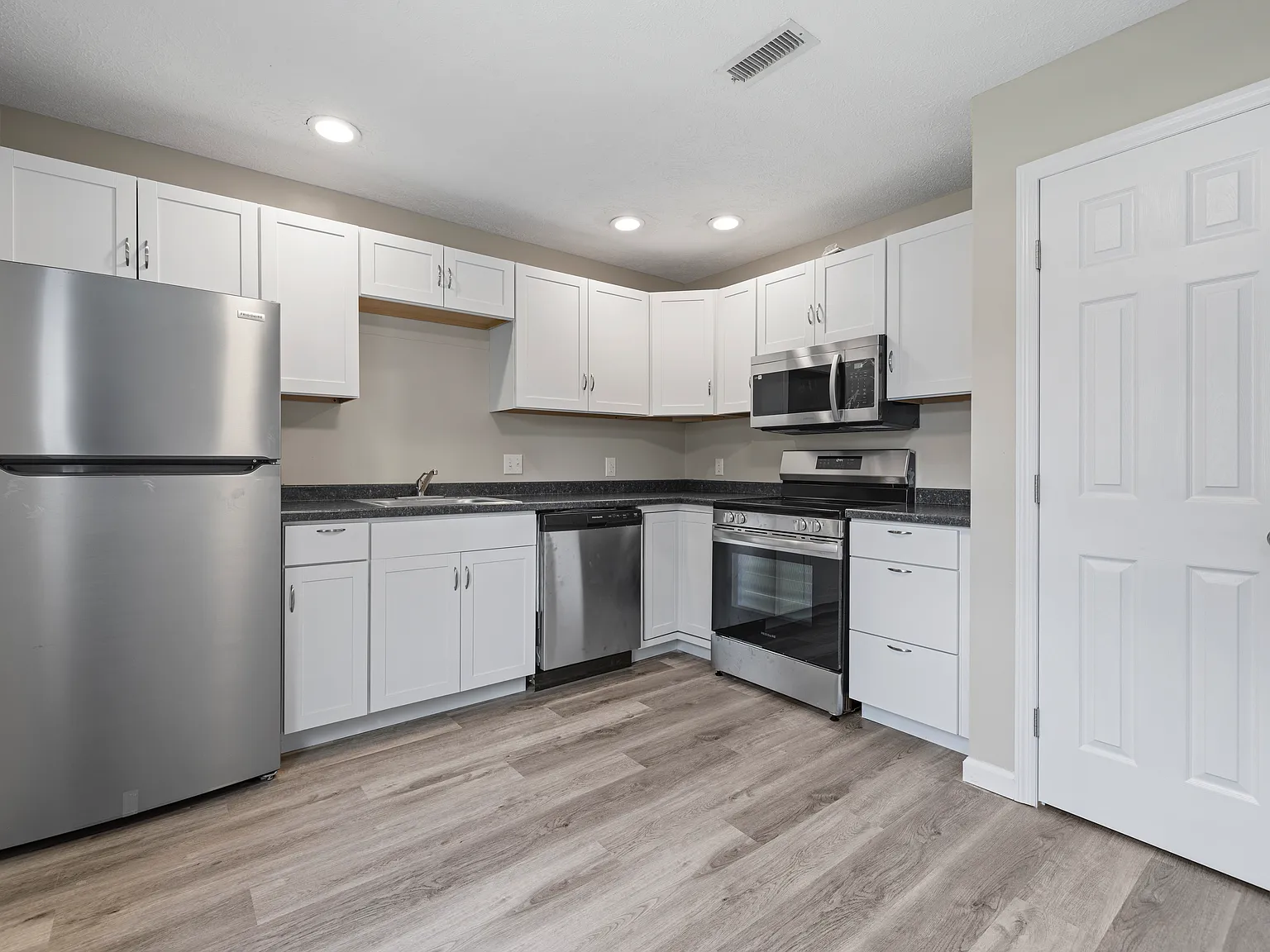 2 bed, 1100 sqft, $1,550 — Photo 1