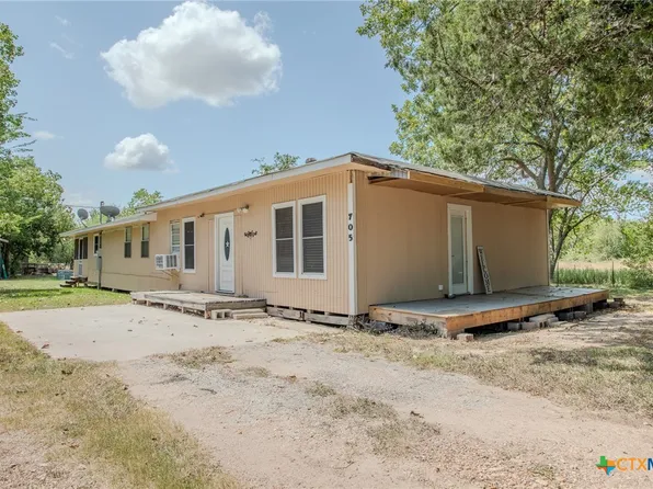 705 W Ash St, Edna, TX 77957
