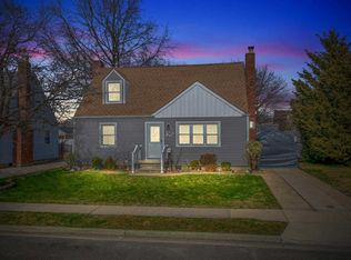 25 Gables Dr, Hicksville, NY 11801