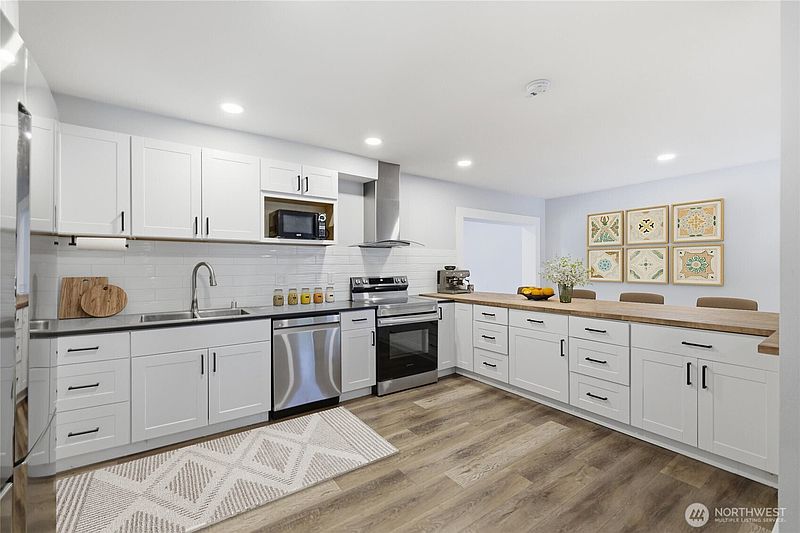 3rd image of 11920 215th Street E