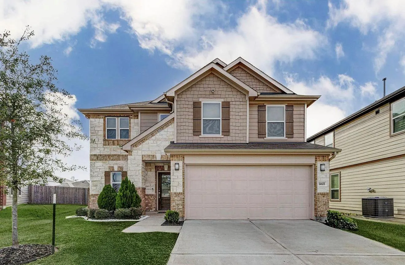 3 bed, 2.5 bath, 2800 sqft, $2,450 — Photo 1