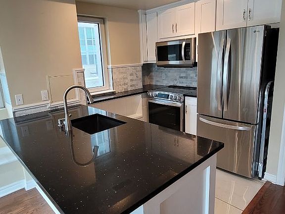 5th image of 200 Rideau St #401