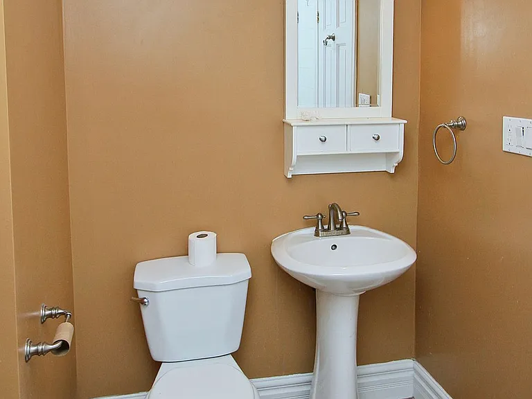 27 Rossmore Rd W #LOWER — Photo 5