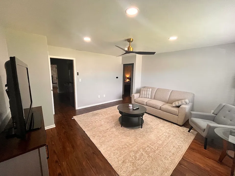 3113-3115 Silver Rock Ave