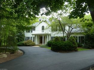 120 Sterncrest Dr, Moreland Hills, OH 44022