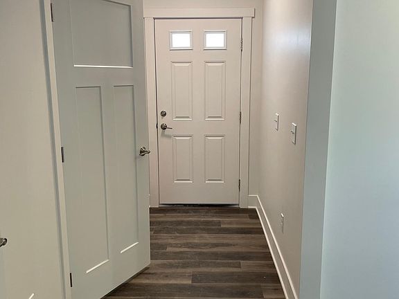 FRONT DOOR LEADING TO MAIN LIVING AREA