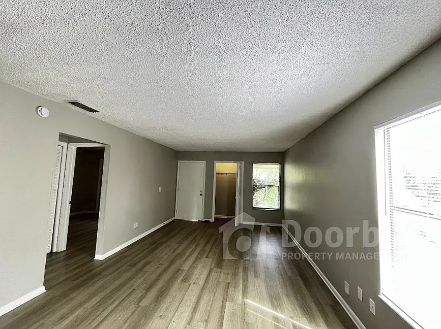 Spacious 2-Bedroom, 1 Bathroom Quad Unit - Second Floor — Photo 2