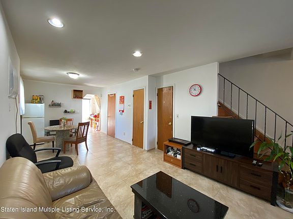 4th image of 458 Clifton Ave