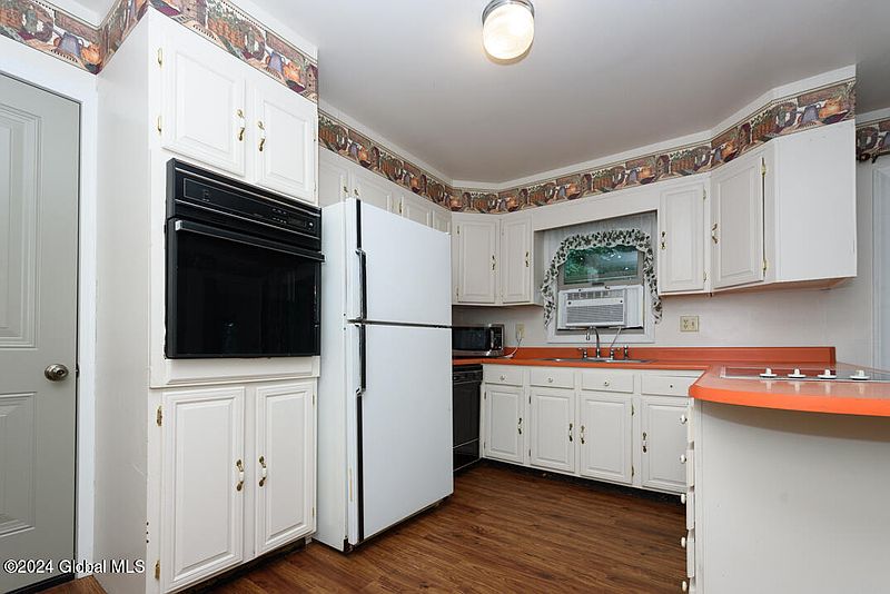 3rd image of 8 Benedict Street