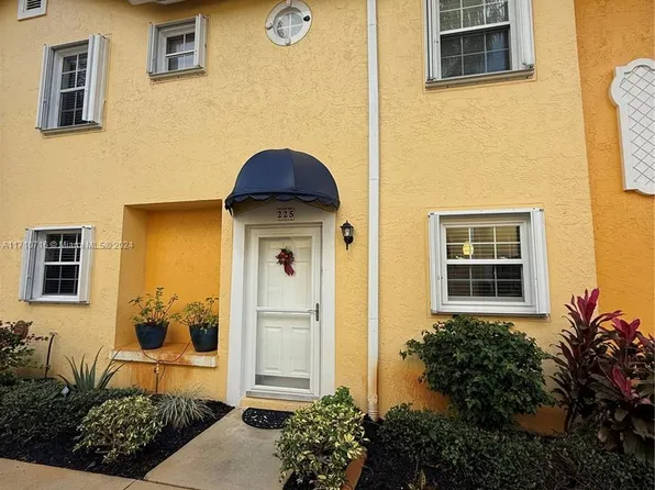 225 Waterside Dr #225, Lake Worth, FL 33462