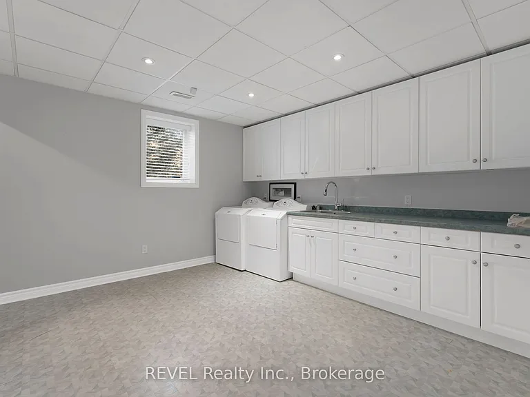 661 Clarence St — Photo 40