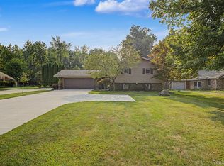 21055 Parke Ln, Grosse Ile, MI 48138