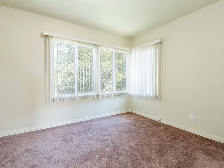 309 N 1st St #1/2 — Photo 15