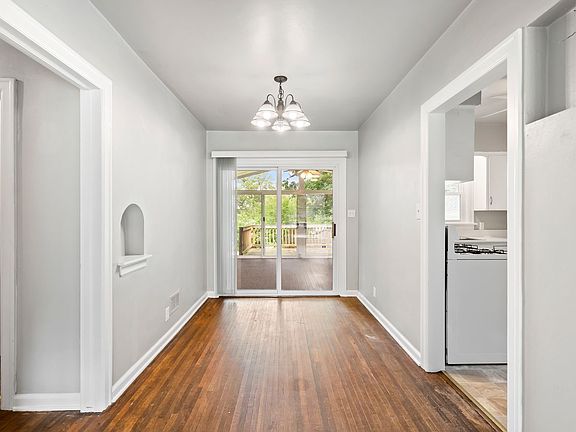 3rd image of 915 W 9th St