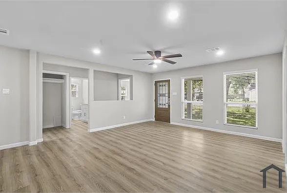 5 bed, 2359 sqft, $2,900 — Photo 2