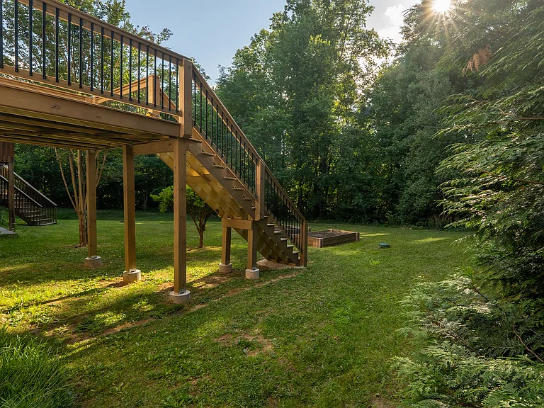 1820 Clay Dr — Photo 2