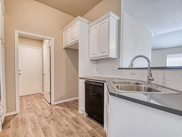 1005 Saint Cecil — Photo 13