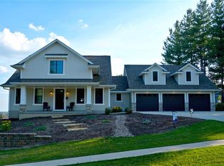 3020 Forrest Meadow Ln, Hiawatha, IA 52233