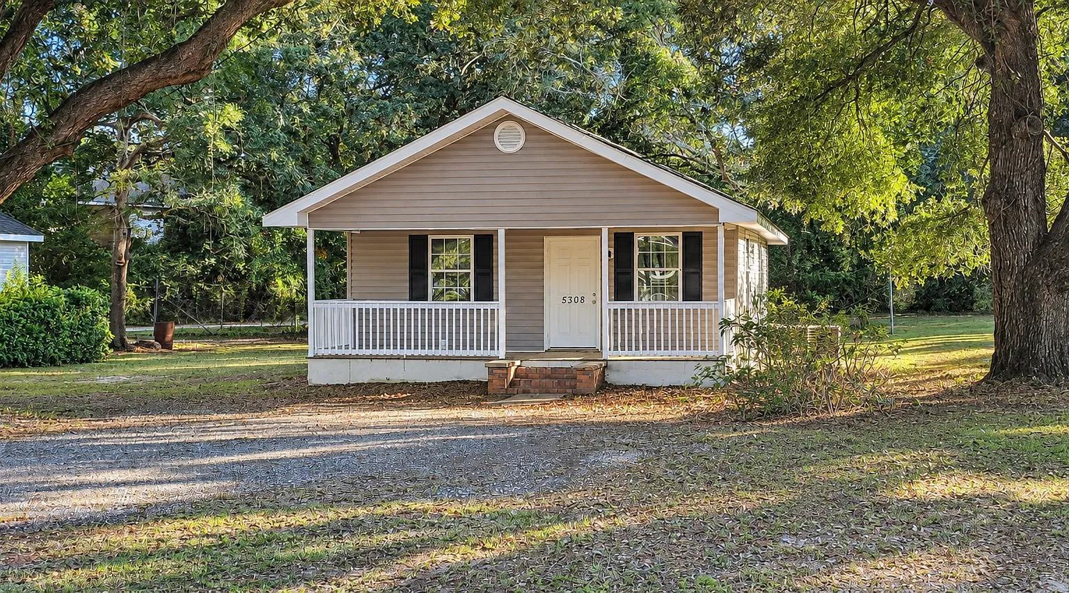 3 bed, 850 sqft, $1,776 — Photo 2