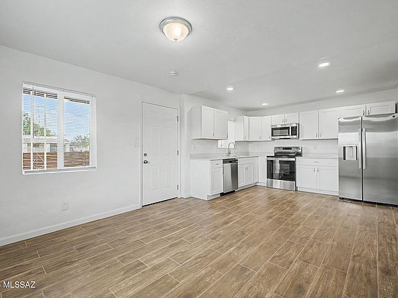 5th image of 313 W 42nd St