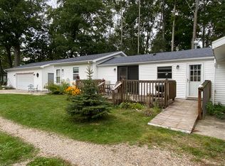 104 Dale Rd, Houghton Lake, MI 48629