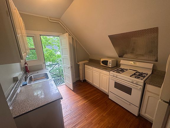 4th image of 781 Ashland Ave #3