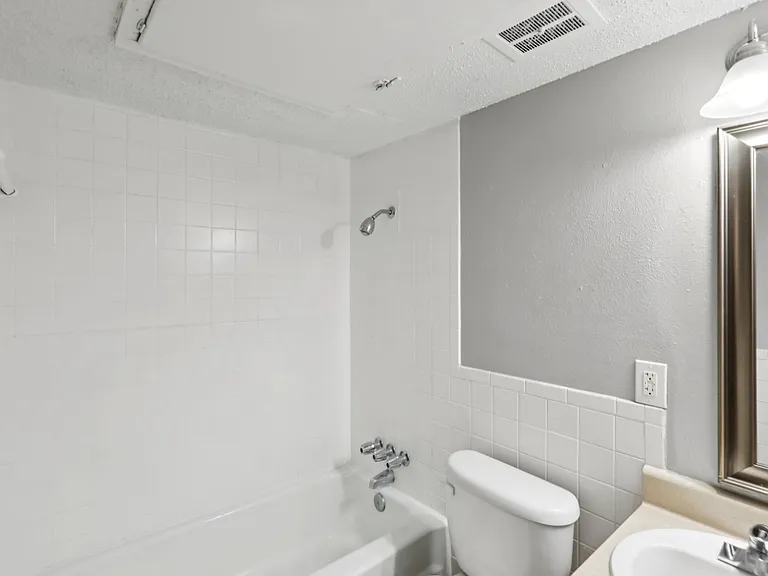 Whisperwind Apartments — Photo 35