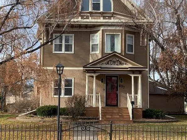 907 Kittson Ave, Grafton, ND 58237