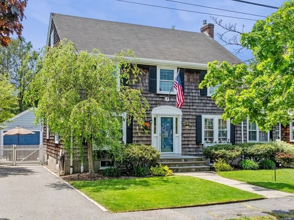 18 Pickwick Rd, Marblehead, MA 01945