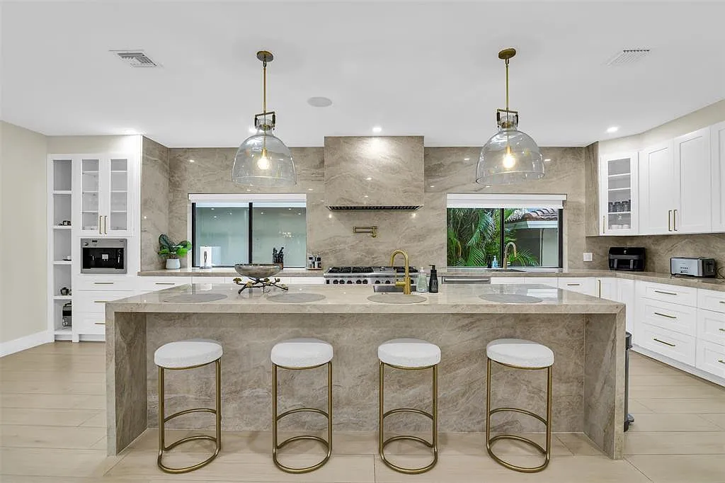 6 bed, 6.0 bath, 5196 sqft, $25,000 — Photo 4