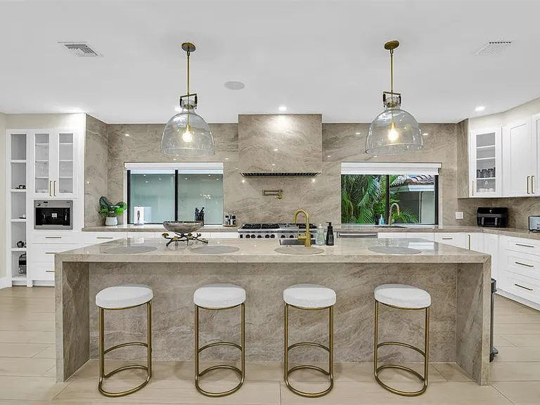 319 S Riverside Dr — Photo 4