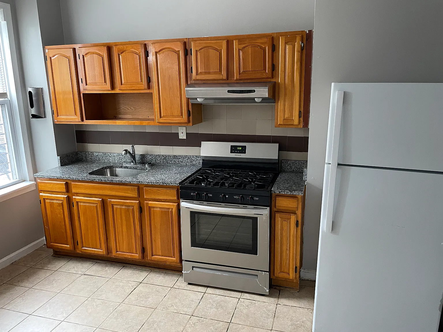 3 bed, 1.5 bath, 1476 sqft, $1,700 — Photo 3