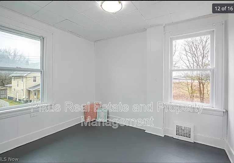 1033 Chandler Ave — Photo 12