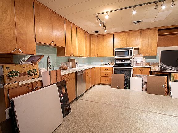 3rd image of 1540 N Main St