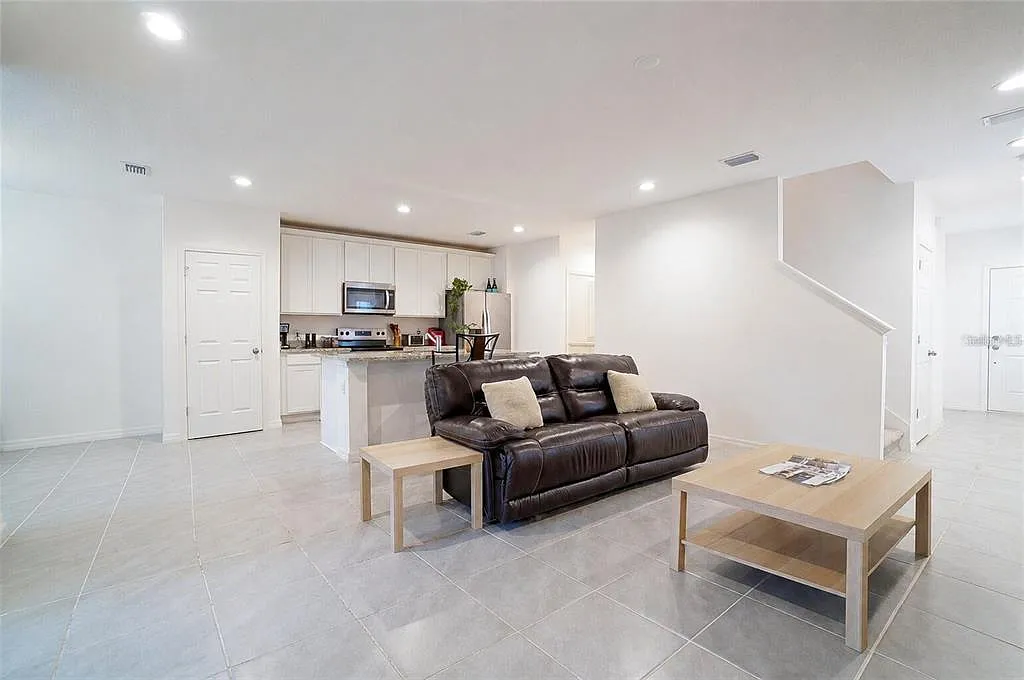 4 bed, 2.5 bath, 2104 sqft, $2,300 — Photo 4