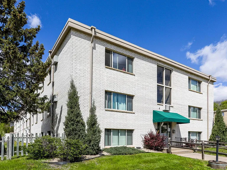 LaBlanche Apartments — Photo 17