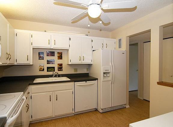 3rd image of 5140 W 102nd St APT 209