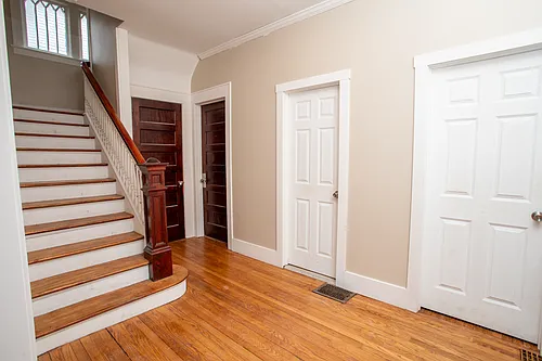 114 Victoria Pl Photo 1