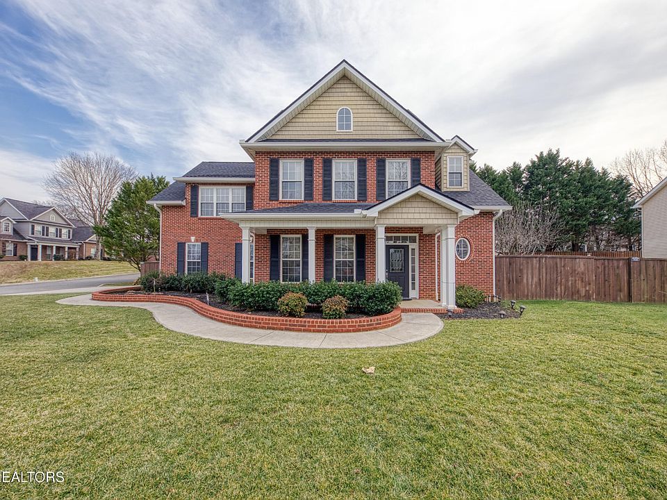 1st image of 900 Lourdes Ln