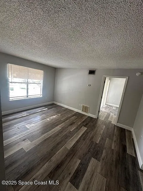 1 bed, 1.0 bath, 489 sqft, $1,300 — Photo 2
