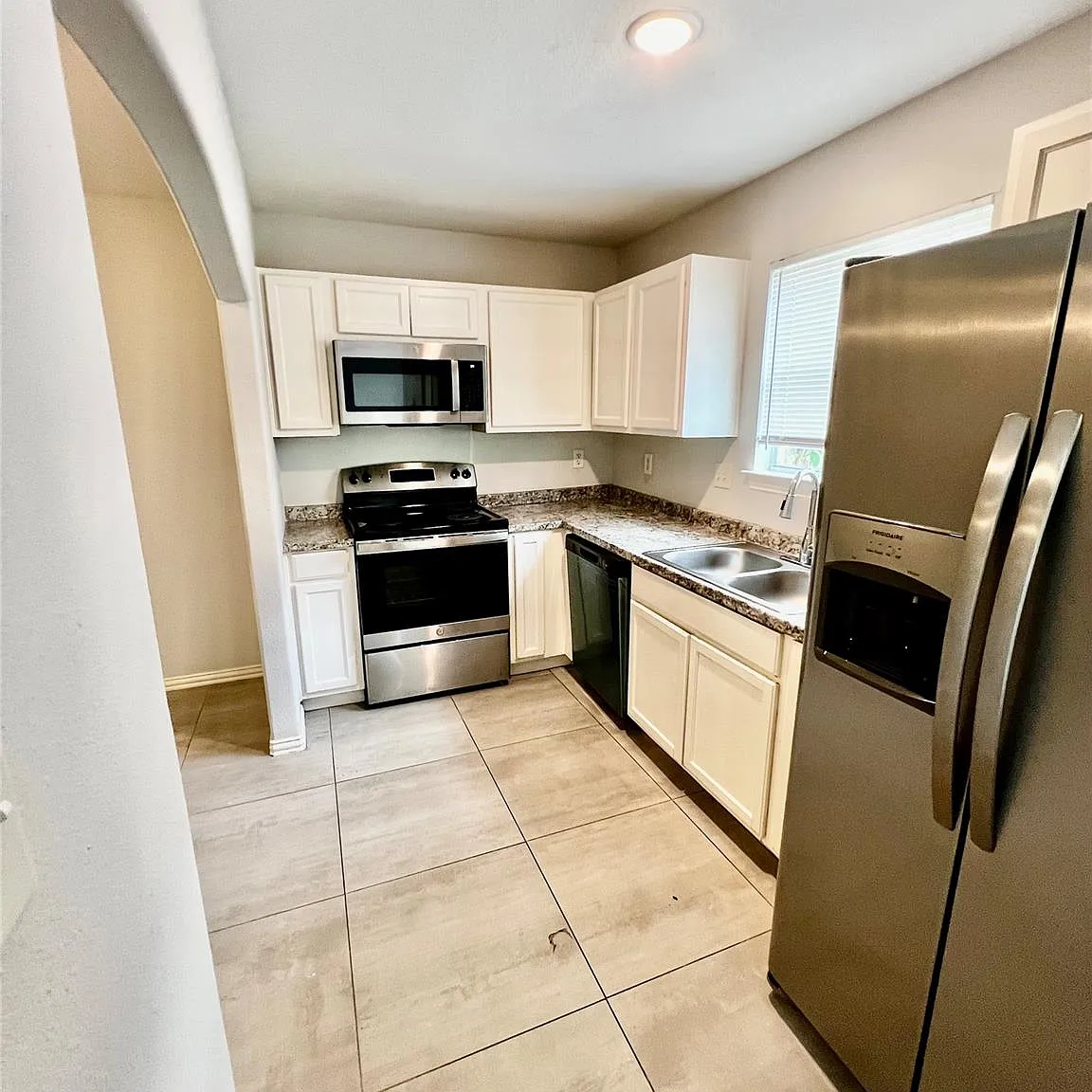 3 bed, 2.5 bath, 1652 sqft, $1,800 — Photo 3