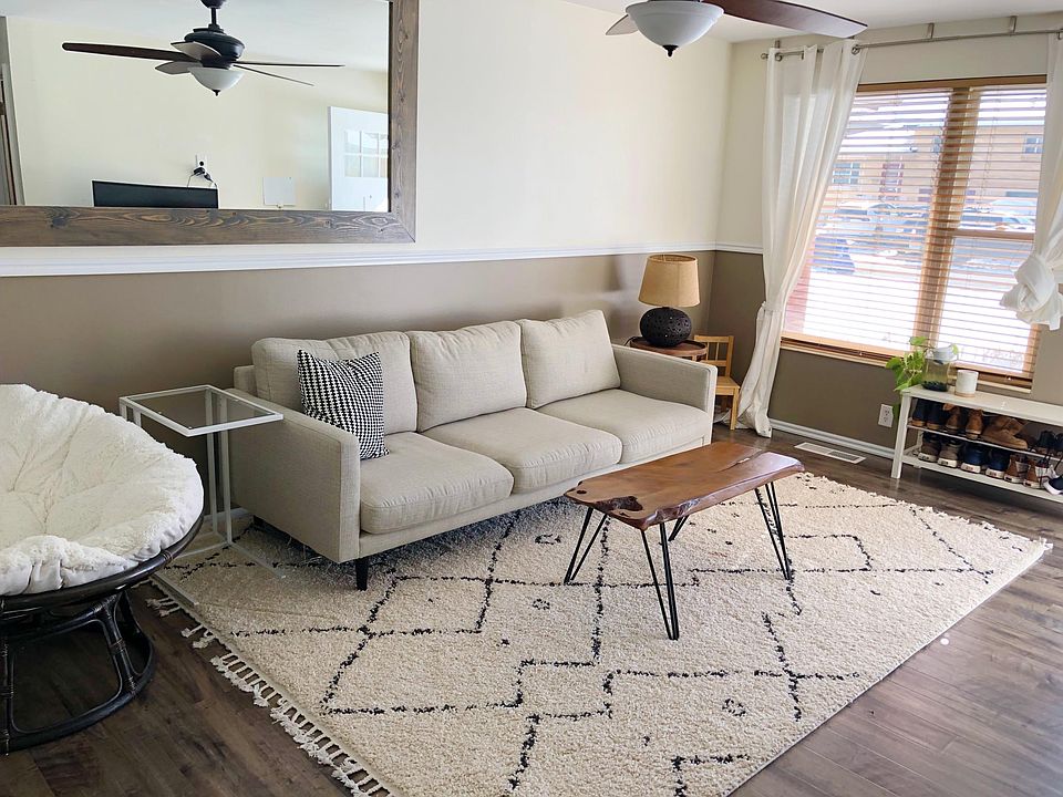 Livingroom/ entry