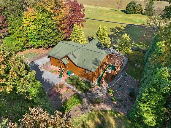 4th image of 261 Twin Lakes Dr