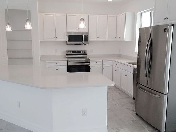4th image of 664 Kingsbury St E