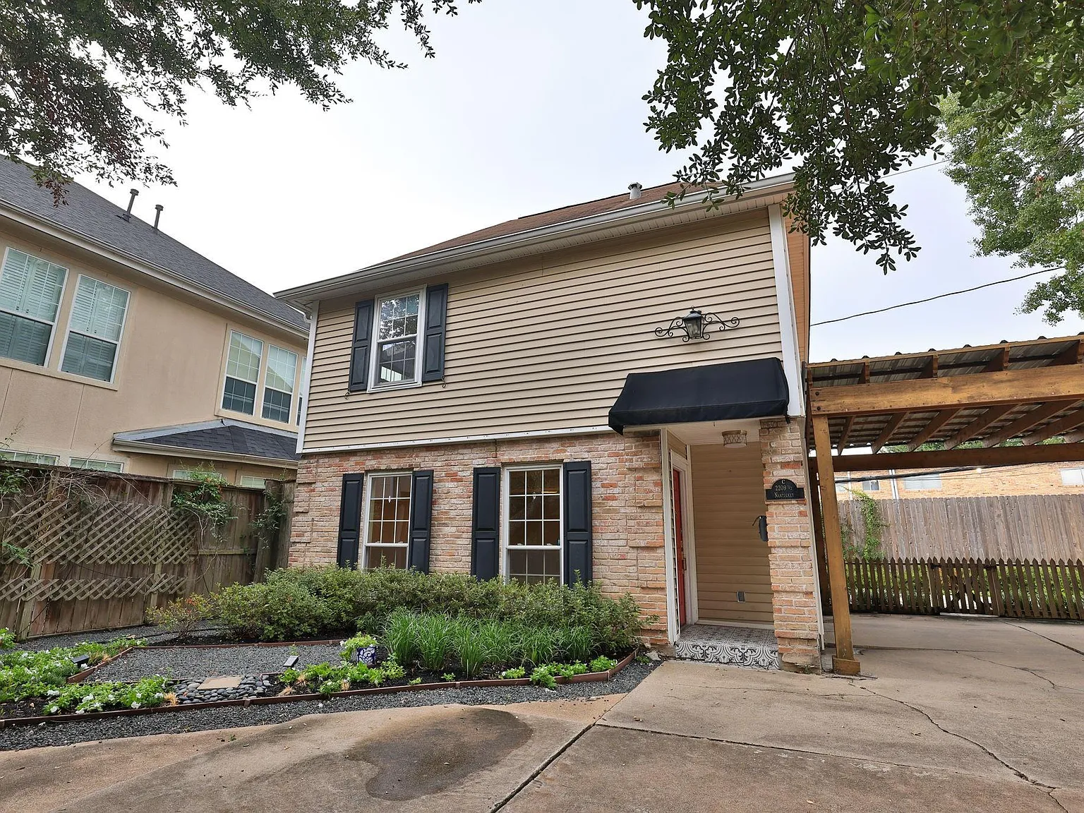 2 bed, 2.5 bath, 1175 sqft, $2,200 — Photo 2